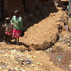 Des enfants dans un bidonville en Afrique Des enfants dans un bidonville en Afrique