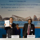 UN secretary-general Ban Ki Moon with a IPCC report UN secretary-general Ban Ki Moon with a IPCC report