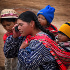 Una mujer habla por celular en América Latina